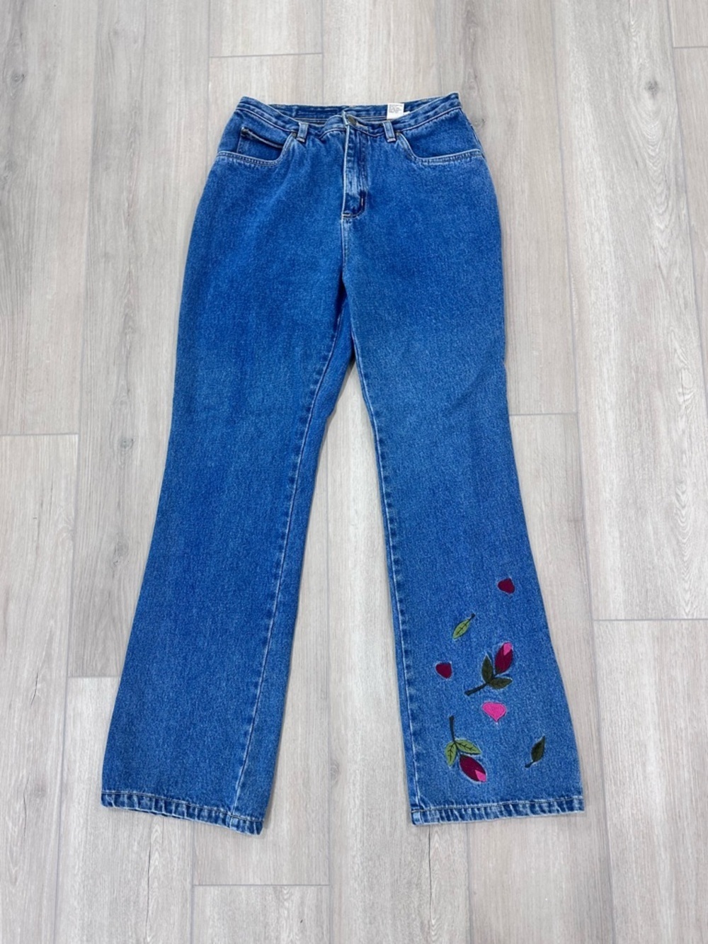 A.M.I. Floral embroidered high waisted straight leg Jeans  size 6 vintage